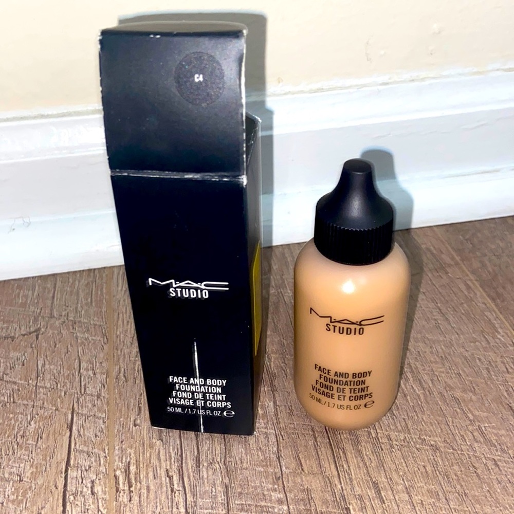 MAC Studio: Face and body foundation